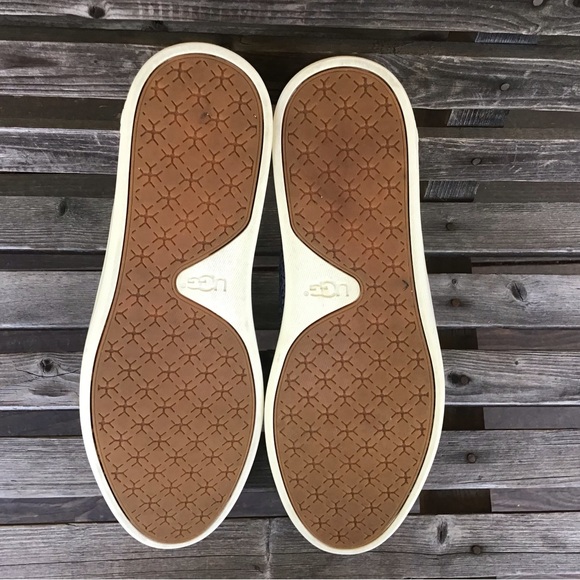 Ugg Women’s slip on Sammy knit shoe EUC. Sz. 9 - Picture 7 of 7